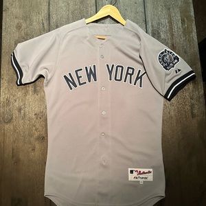 AUTHENTIC MAJESTIC DEREK JETER NEW YORK YANKEES ROAD JERSEY. MENS SIZE MEDIUM
